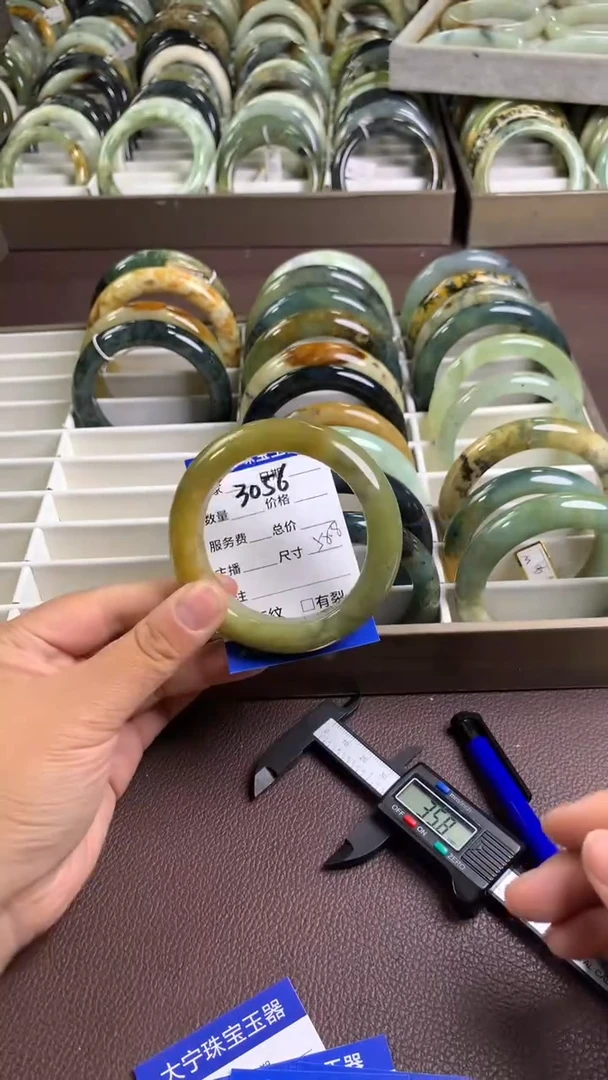 【闪购商品】蛇纹石玉手镯未镶嵌3056