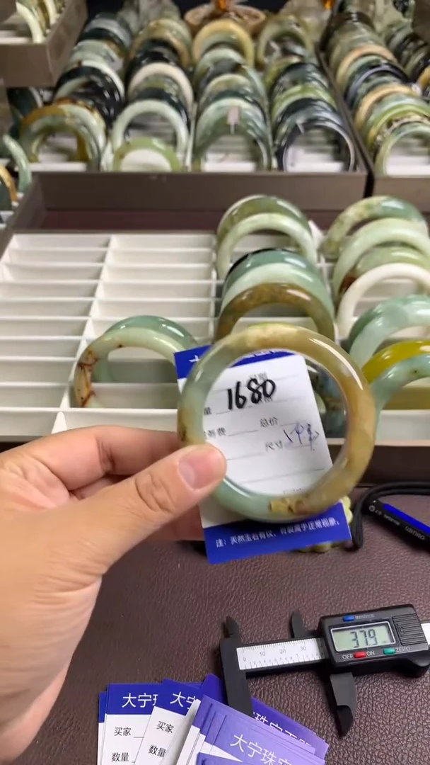 【闪购商品】蛇纹石玉手镯未镶嵌1680