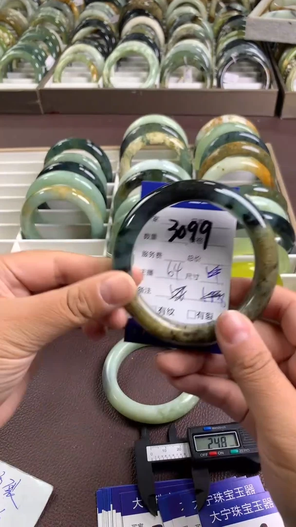 【闪购商品】蛇纹石玉手镯未镶嵌3099