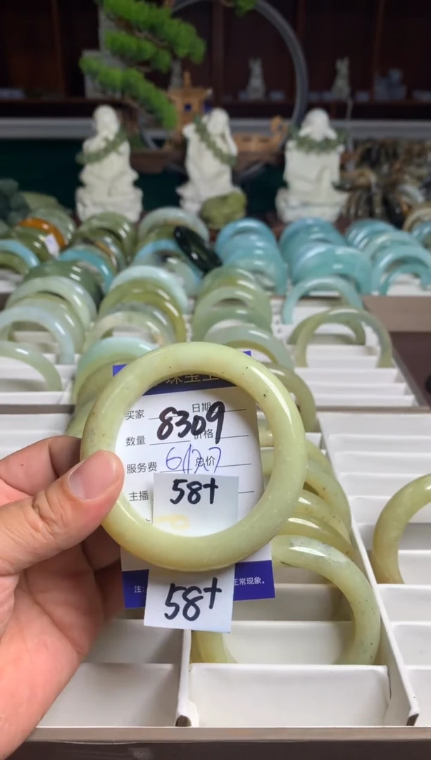 【闪购商品】蛇纹石玉手镯未镶嵌8309
