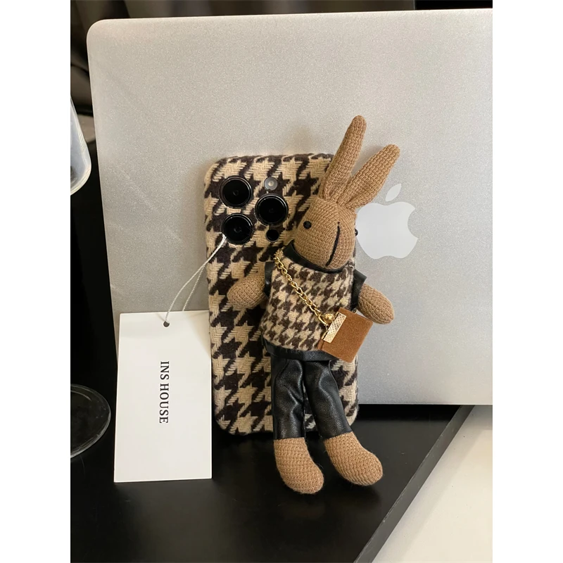 适用苹果系列iPhone15秋冬可爱14pro背包兔子玩偶13p新款12手机壳