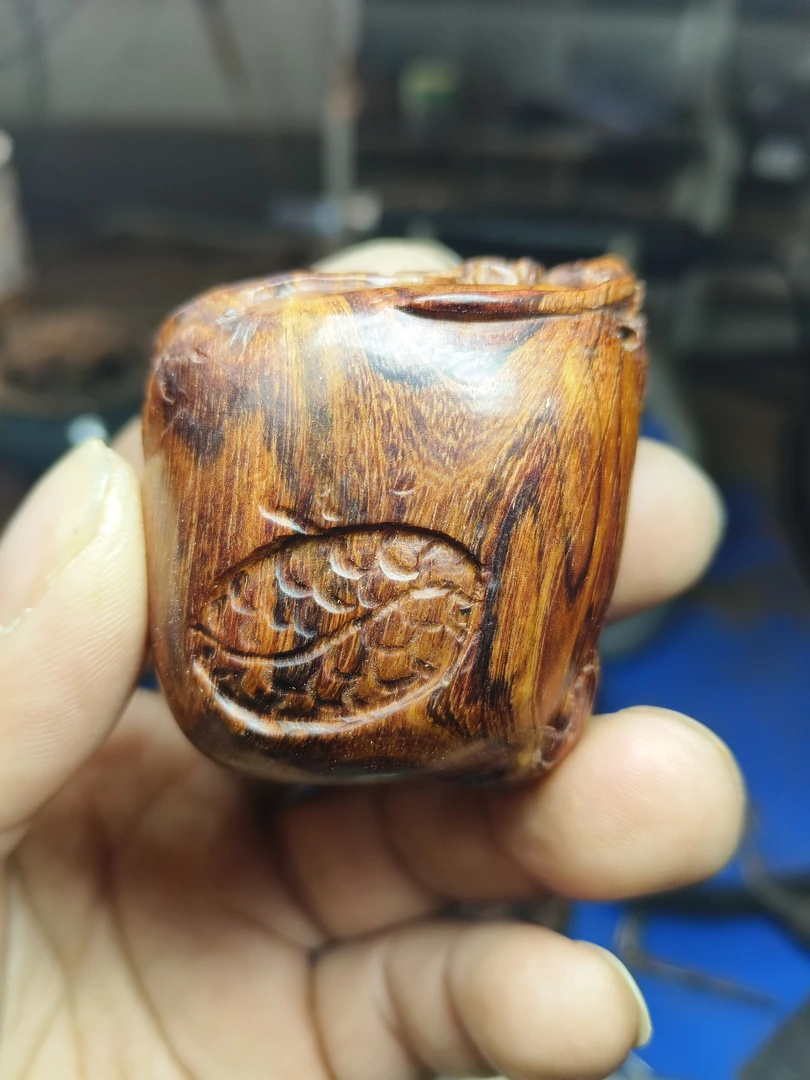 海黄龙团手把件纯手工雕刻难免尽善尽美，追求完美者慎拍，谢谢！