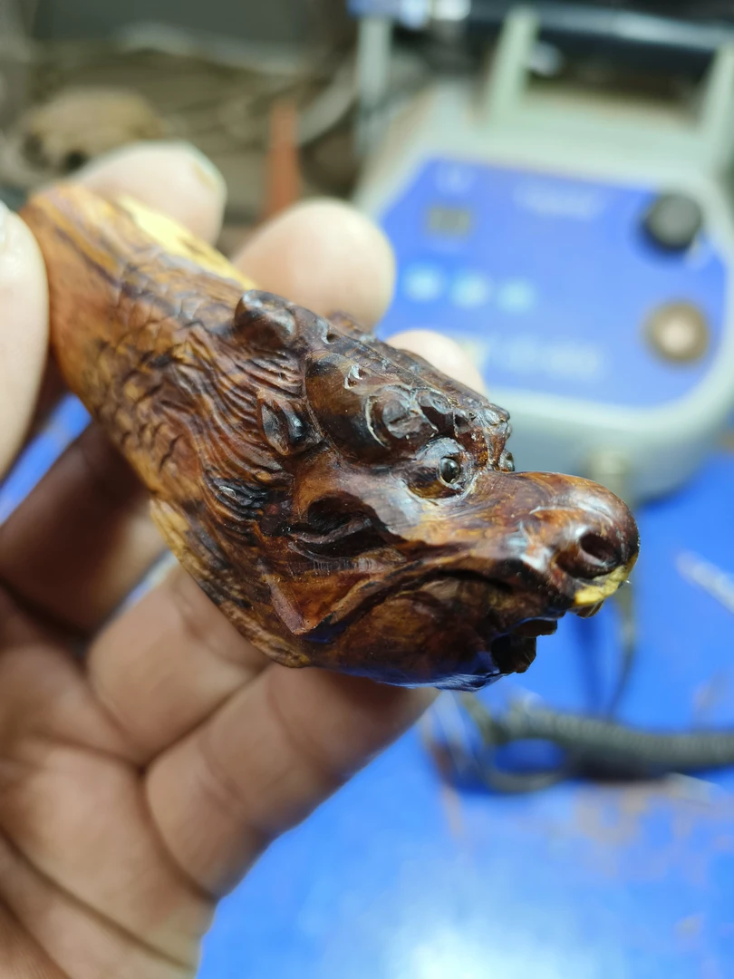 海黄  龙手把件  纯手工雕刻 难免尽善尽美，追求完美者慎拍