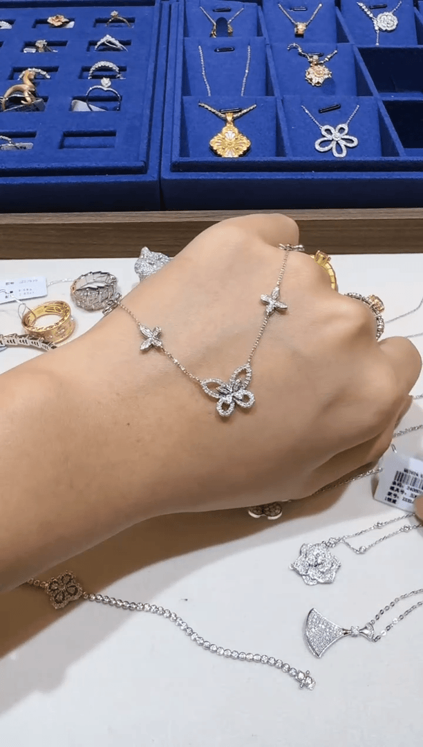 【闪购商品】钻石套链18K金镶嵌五蝴蝶套链