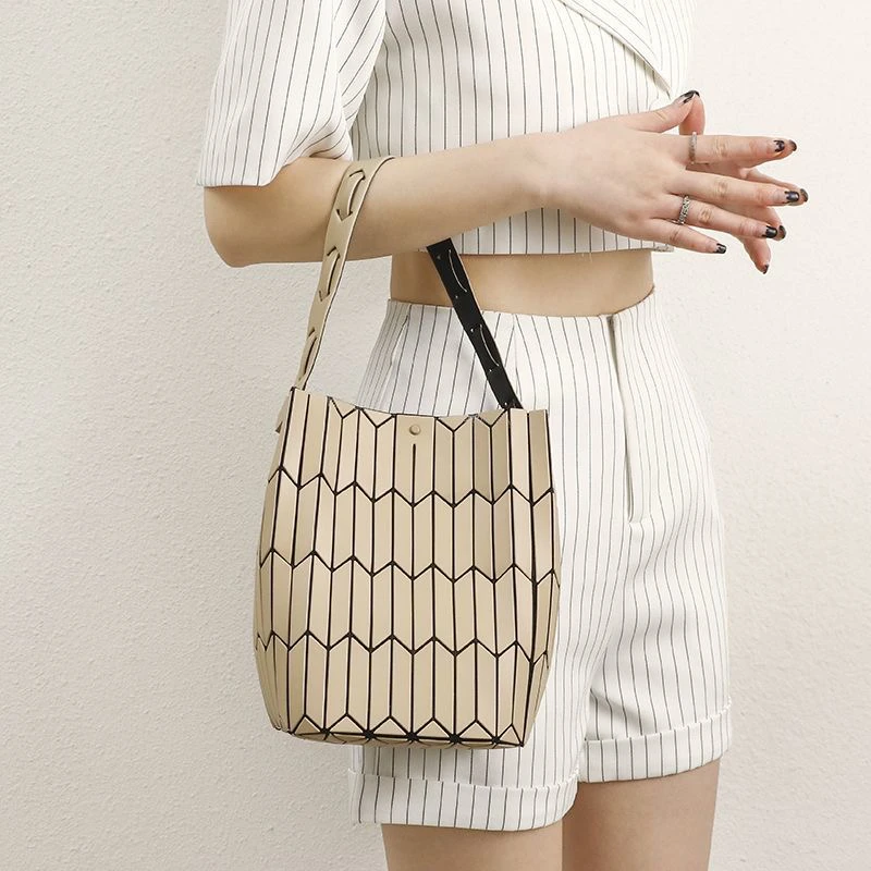原厂日本时尚宅包菜篮子手提包几何菱格单肩水桶包百搭通勤女包