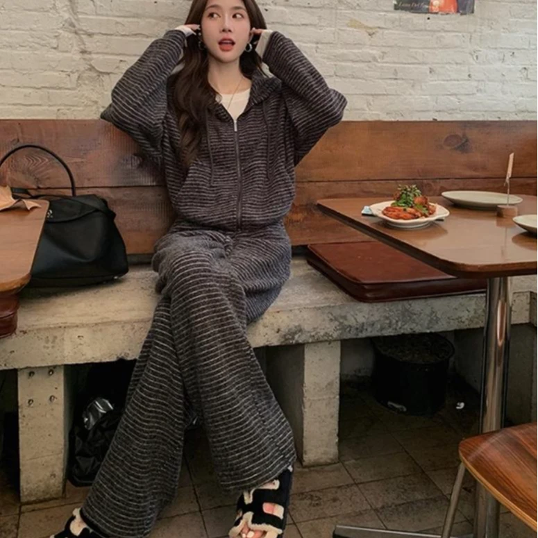 秋冬懒人穿搭设计感拉链连帽外套宽松直筒长裤休闲软糯条纹套装女