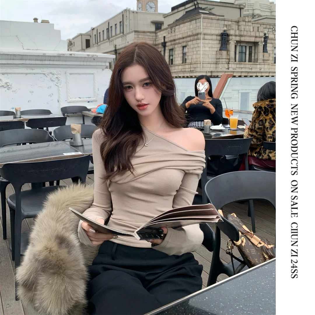 【CHUN ZI】斜肩褶皱长袖打底衫女秋冬露肩修身内搭设计感T恤上衣