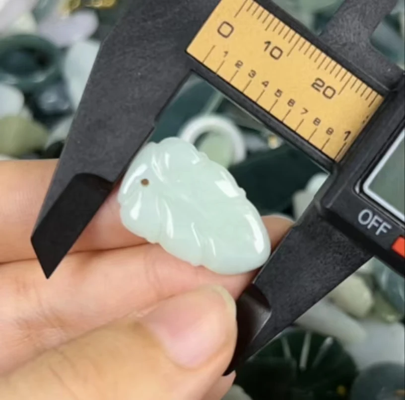天然A货翡翠糯底叶子吊坠