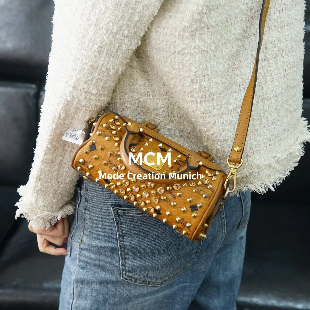 95新 MCM 干邑色铆钉斜挎包/BB10830098/0098