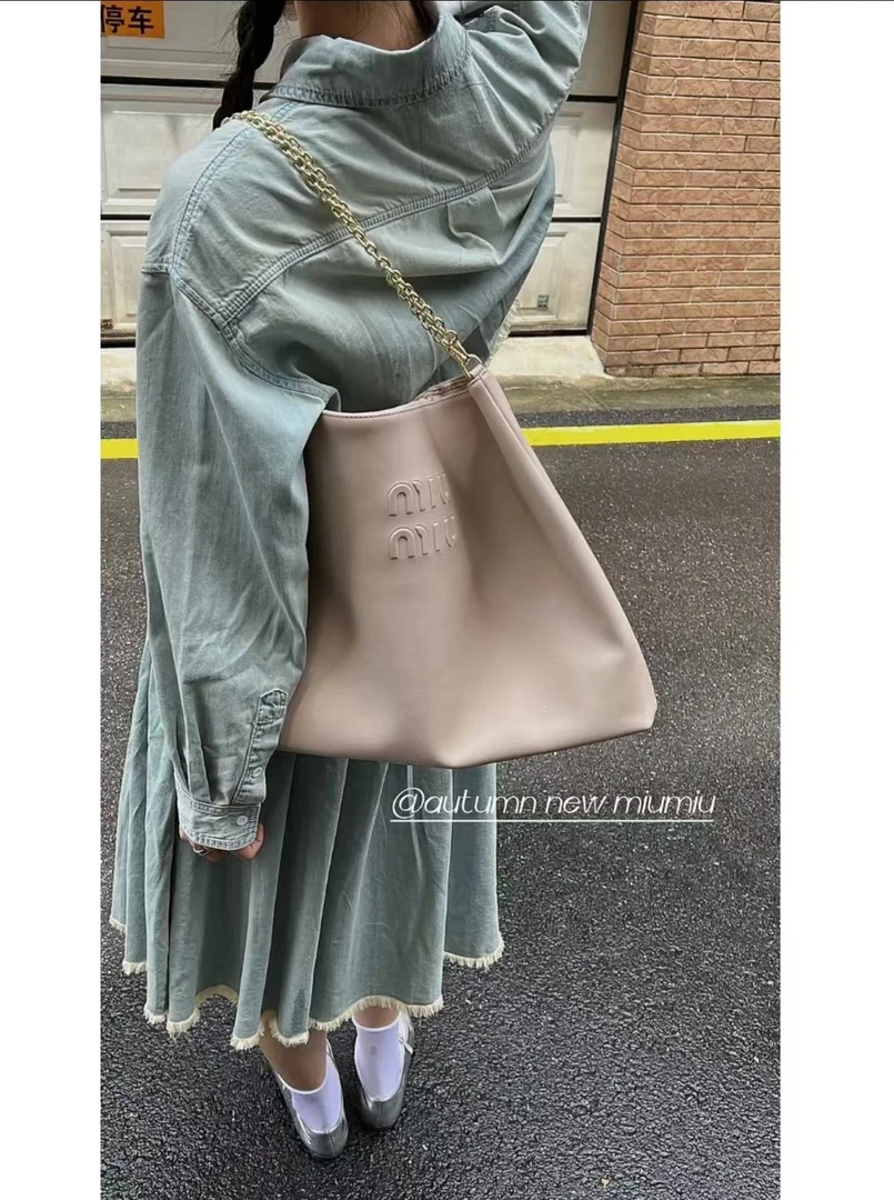99新 MIU MIU/缪缪 miumiu褶皱保龄球奶茶色/公价无/甄选