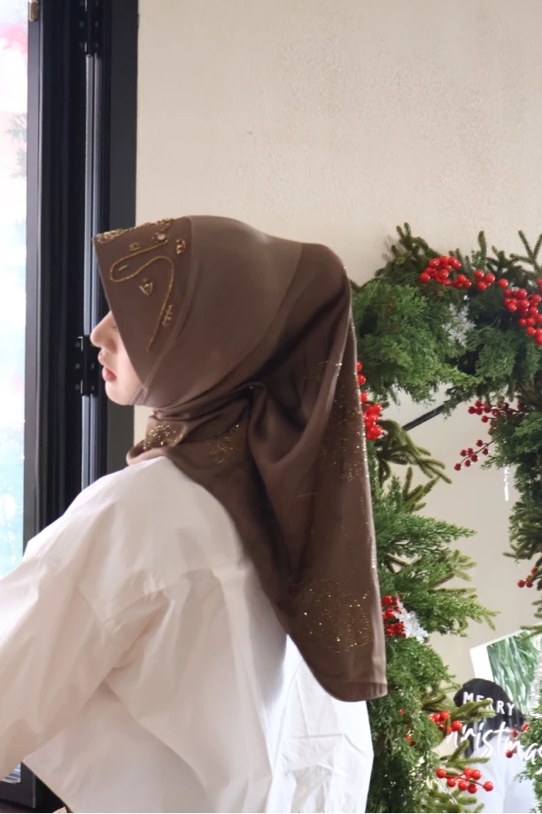 缎面拼接烫钻刺绣工艺方便套头巾 高级感拉满