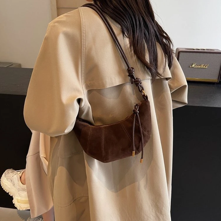 2024秋冬季网红爆款时尚百搭牛角包单肩斜挎背