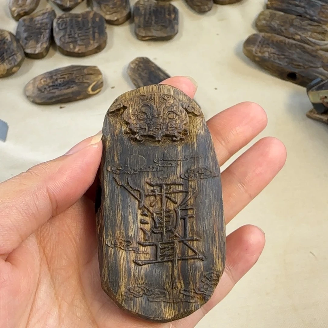 沉香手把件雕刻牌长7.8cm重21克多样性发一个