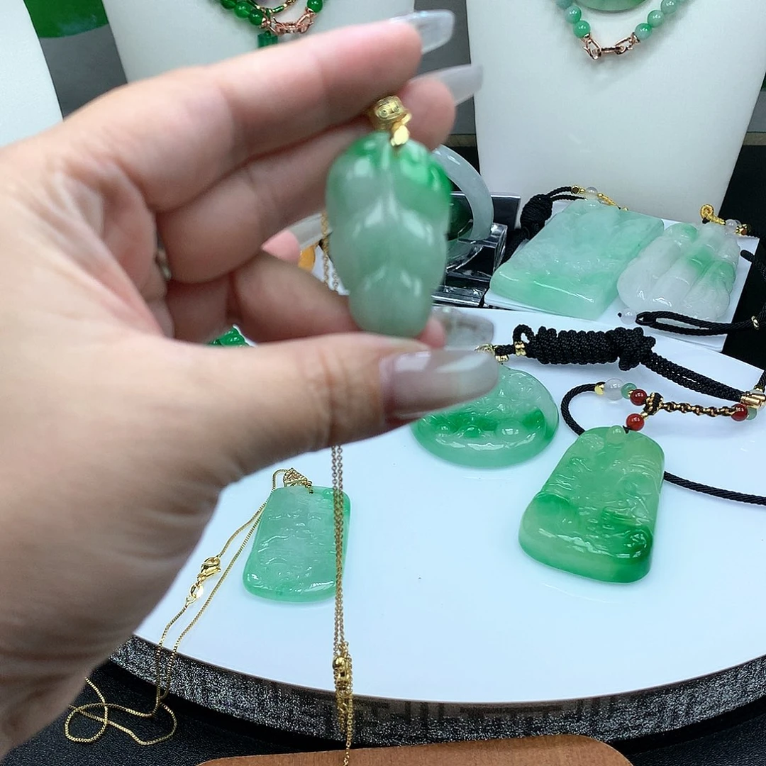 翡翠吊坠(赠链)未镶嵌