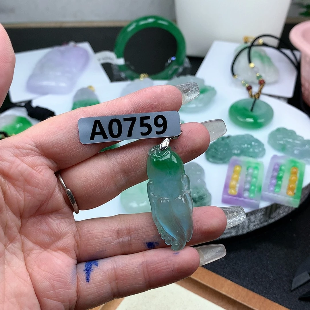 翡翠吊坠(赠链)未镶嵌