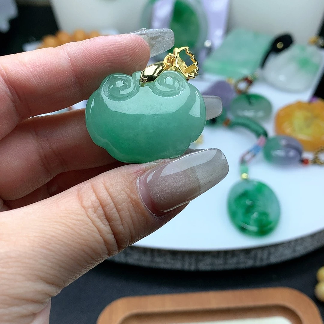 翡翠吊坠(赠链)未镶嵌