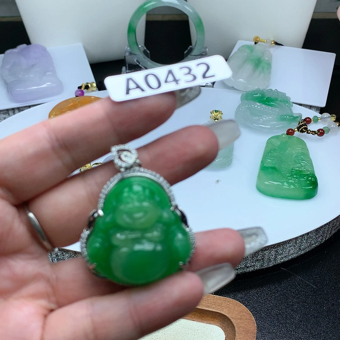 翡翠吊坠(赠链)未镶嵌