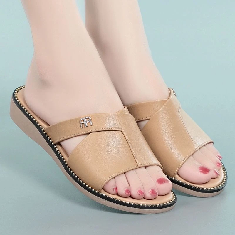 2025年新款夏平底防滑软皮软底坡跟凉拖鞋中老年女鞋妈妈凉鞋低跟