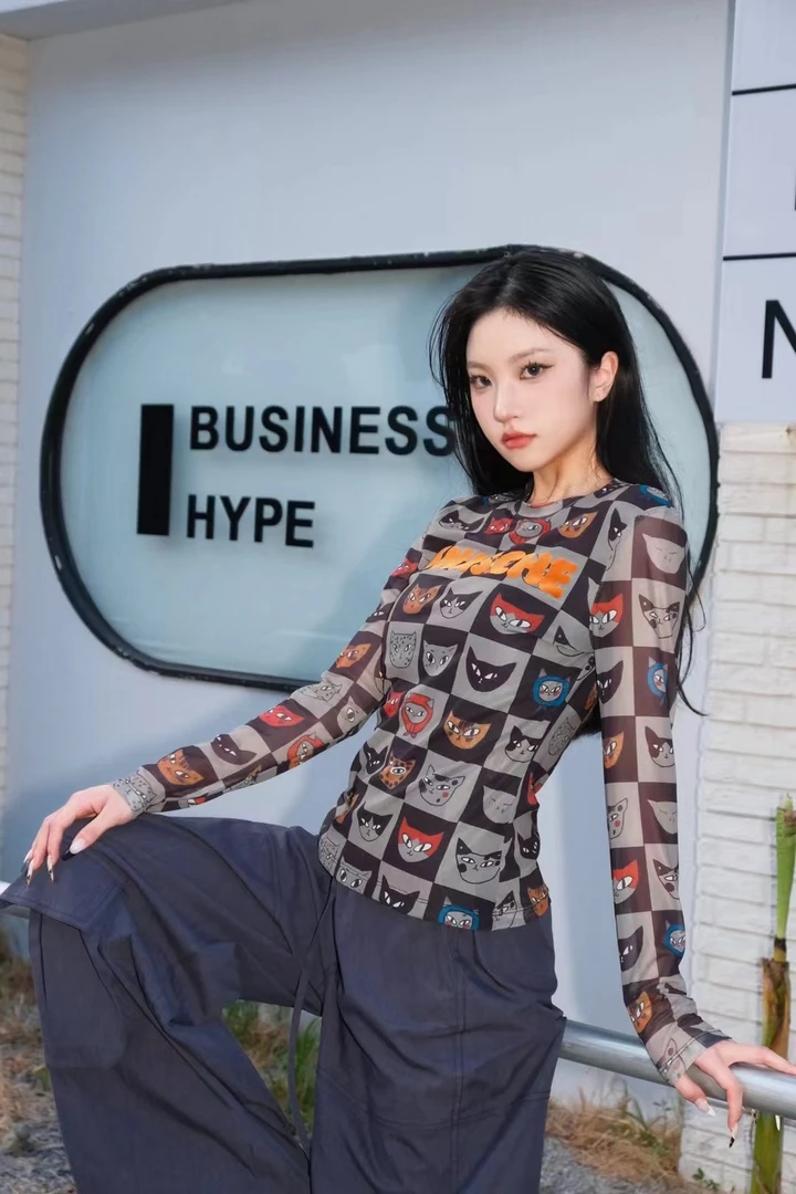 （南油娜姐）2025秋季：设计师款字母印花手绘涂鸦长袖网纱T恤24707