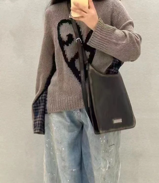 （南油娜姐）2024秋季：新款时尚休闲爱心格纹拼接毛衣24653