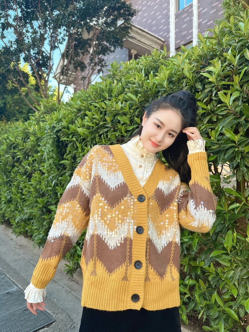 2024秋冬新款时尚V领人鱼亮片宽松针织衫开衫女装外套P144902B