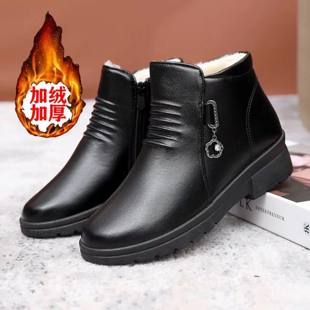 冬季妈妈鞋中老年女士棉鞋舒适保暖加绒短靴女防滑软底雪地靴皮鞋