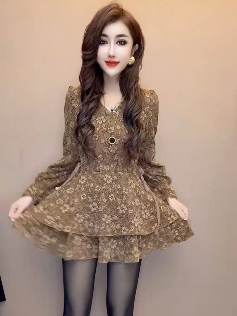 蕾丝衫女2024秋冬装新款收腰遮肚显瘦V领时尚内搭气质打底连衣裙