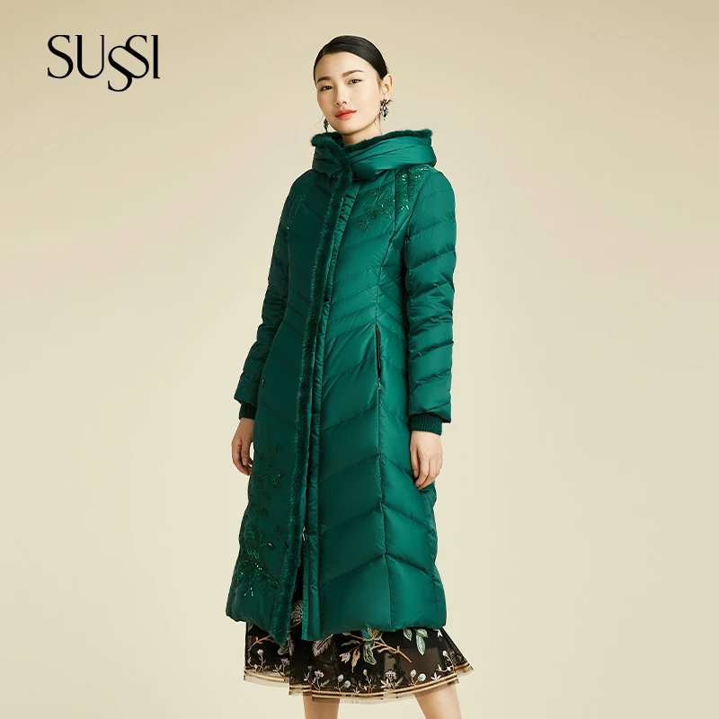 SUSSI/古色商场同款绿色毛边连帽刺绣拉链长款羽绒服