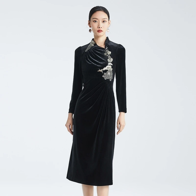 SUSSI/古色"丝绒绣韵”显漂亮时尚女桃嘴型领贴刺绣花长袖旗袍裙