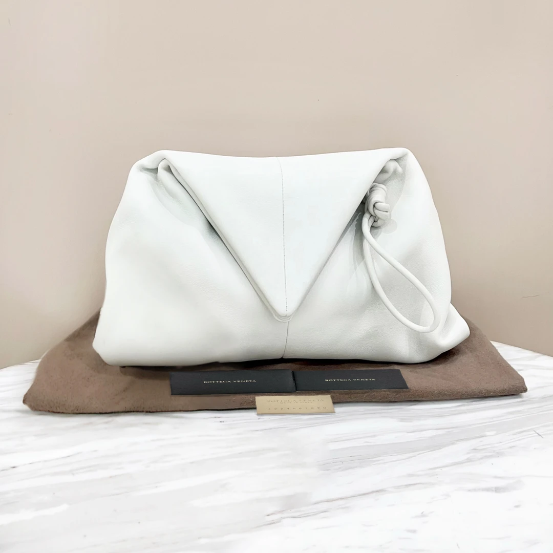 99新 BOTTEGA VENETA/葆蝶家 奶昔白云朵手拿包 98新 公价约1.3W