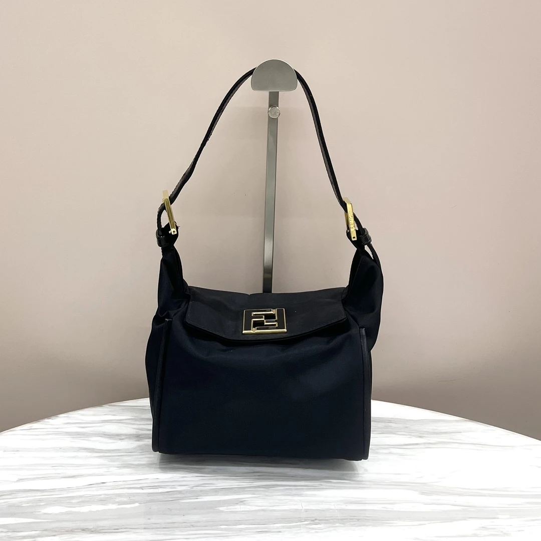 99新 FENDI/芬迪 芬迪黑色尼龙饭盒包，98新，尺寸约18*13