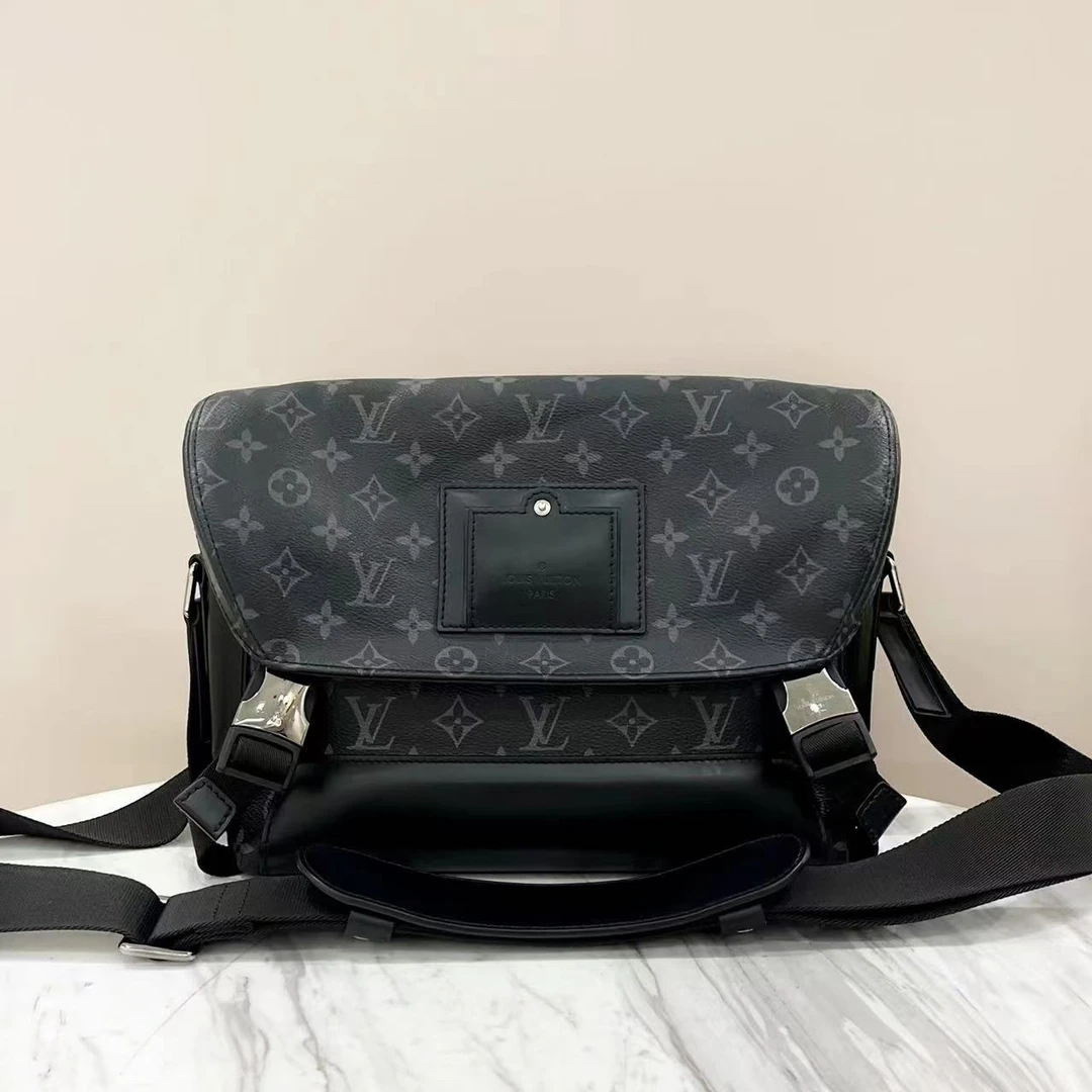 95新 LouisVuitton/路易威登 黑花邮差包 98新约28*22