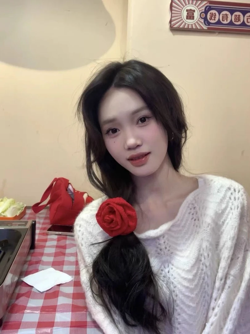 显白温柔甜美红色玫瑰发圈小众法式立体花朵大肠圈洋气发绳头绳女