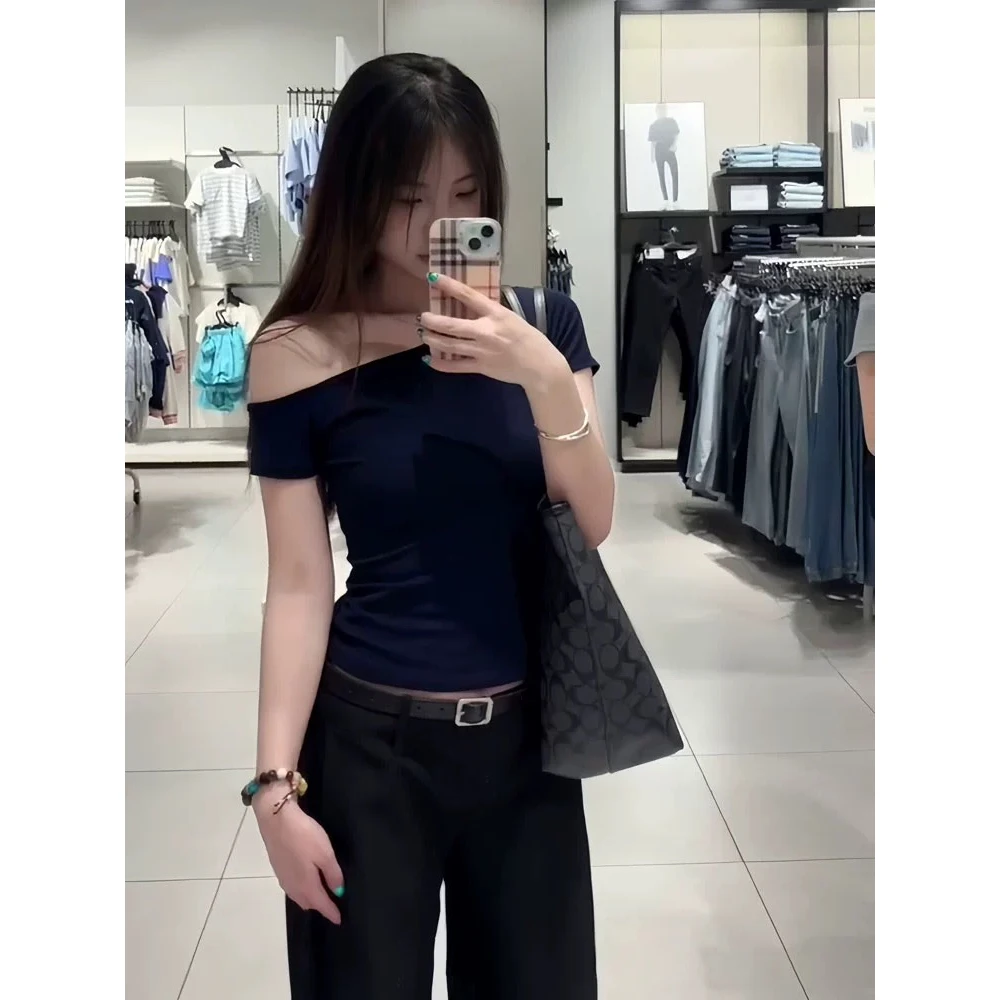 CST纯欲斜肩短袖女夏季2025新款修身收腰紧身辣妹别致一字肩上衣