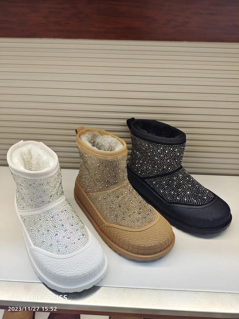 2023年冬季新款满钻雪地靴