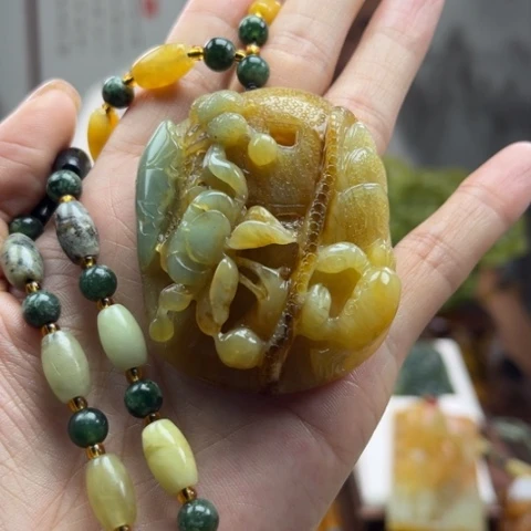 蛇纹石玉挂件未镶嵌