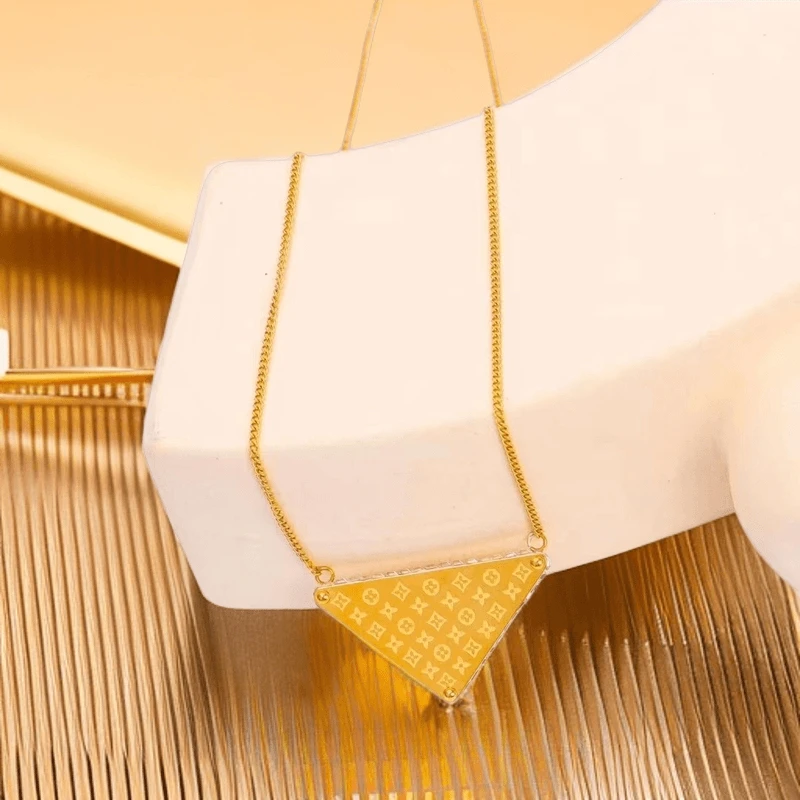 钛钢合成锆石项链 精工轻奢风女镶锆老花镀金三角项链0674