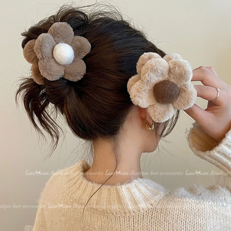 可露丽~花朵毛绒发夹女2023新款后脑勺抓夹可爱秋冬鲨鱼夹高J感