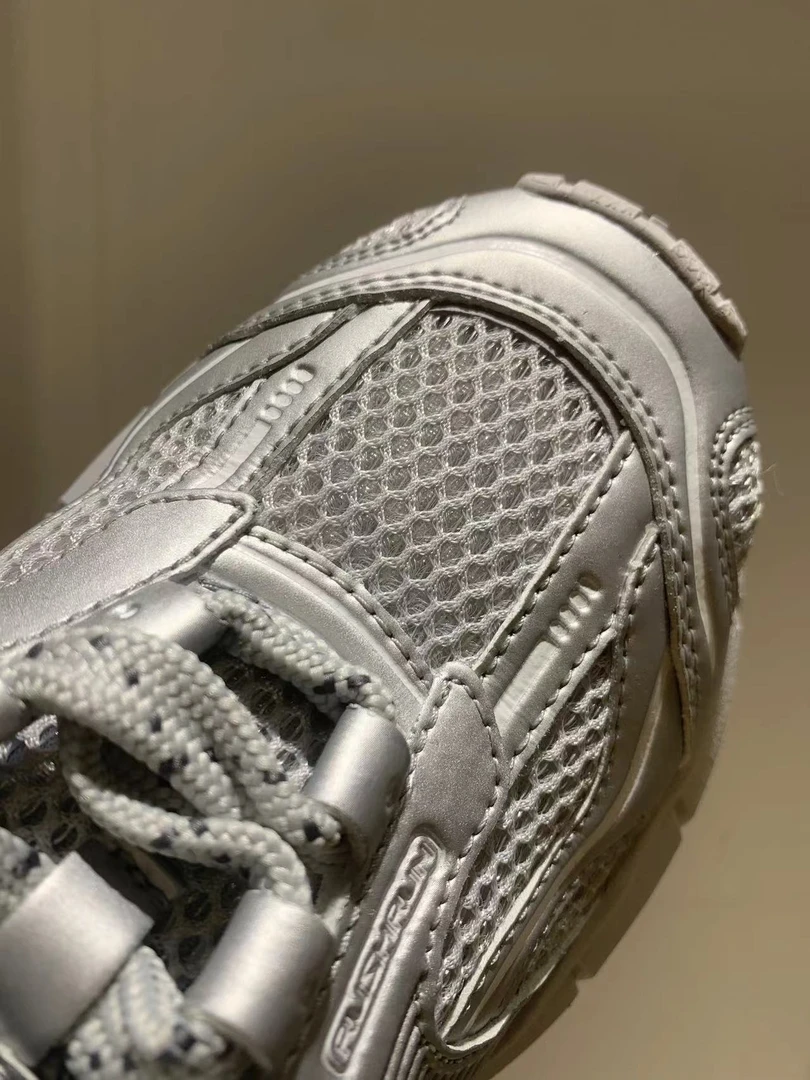 [兮希] 时尚女装夏季四季简约银灰色拼接网面运动鞋-RRWG01