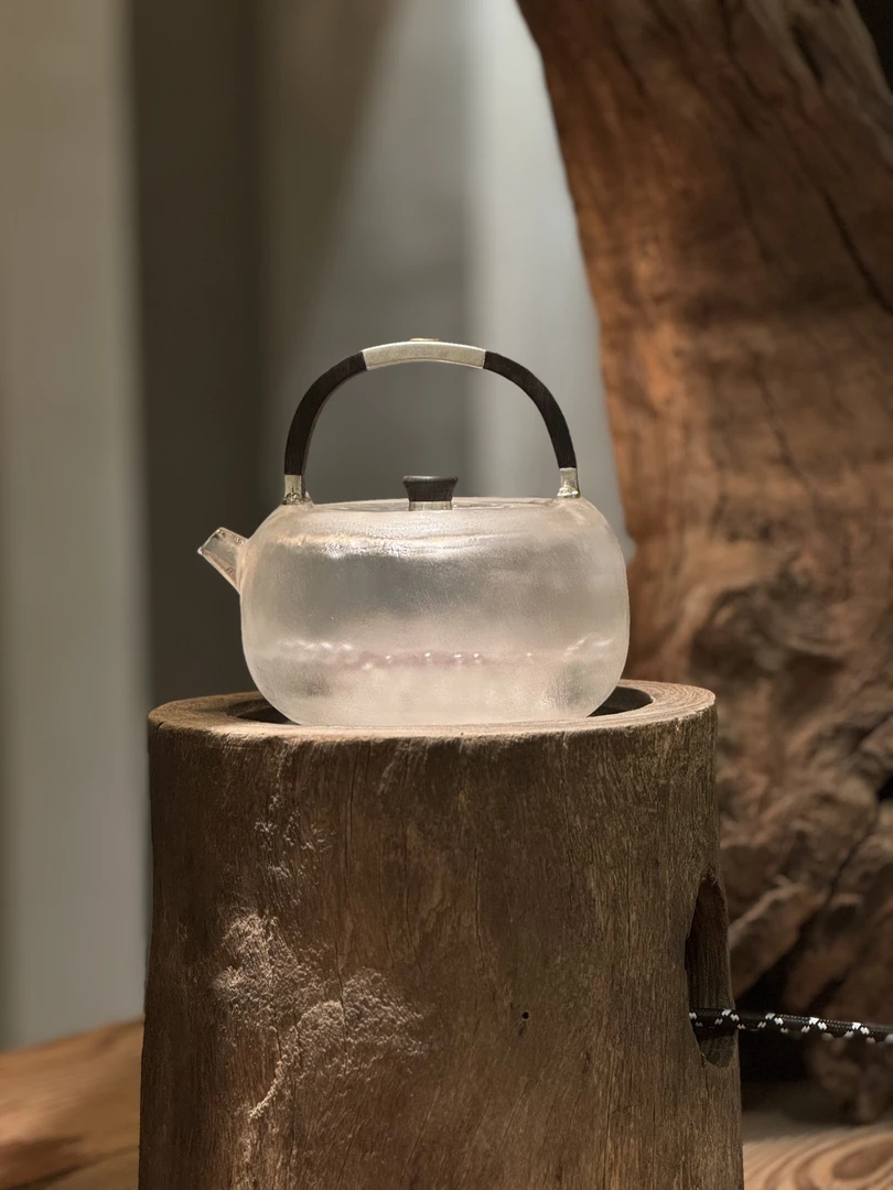 原矿水晶玻璃壶。容量约800毫升左右，手工雕刻而出。晶莹剔透。