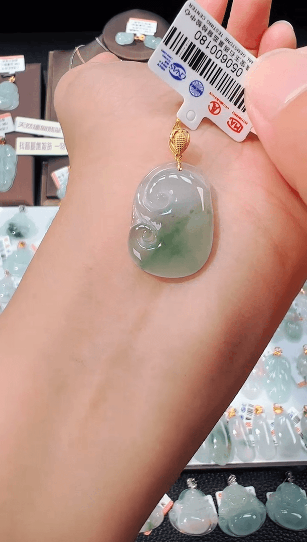 【闪购商品】翡翠吊坠(不含链)18K金镶嵌如意吊坠180