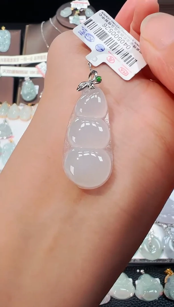 【闪购商品】翡翠吊坠(不含链)18K金镶嵌福豆吊坠526