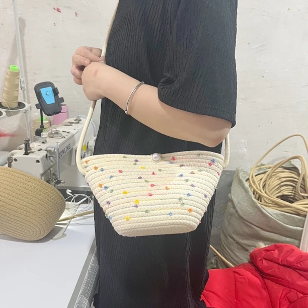 五彩点点斜挎包包