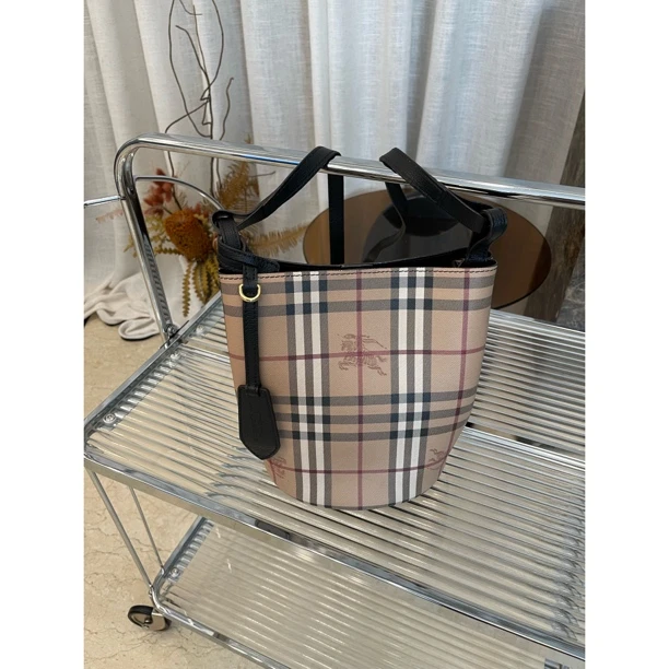95新 BURBERRY/博柏利 水桶战马格纹单肩斜挎包
