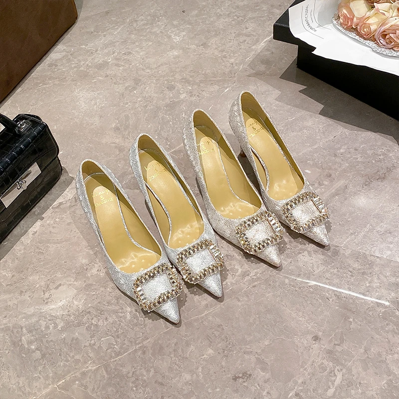2025春秋新款气质银色性感尖头时尚细跟百搭浅口水钻方扣高跟婚鞋