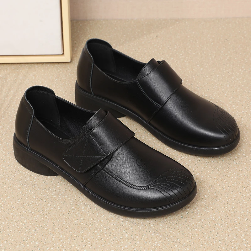 真皮软底妈妈鞋单鞋平底魔术贴老人皮42鞋防滑41大码43中老年女34