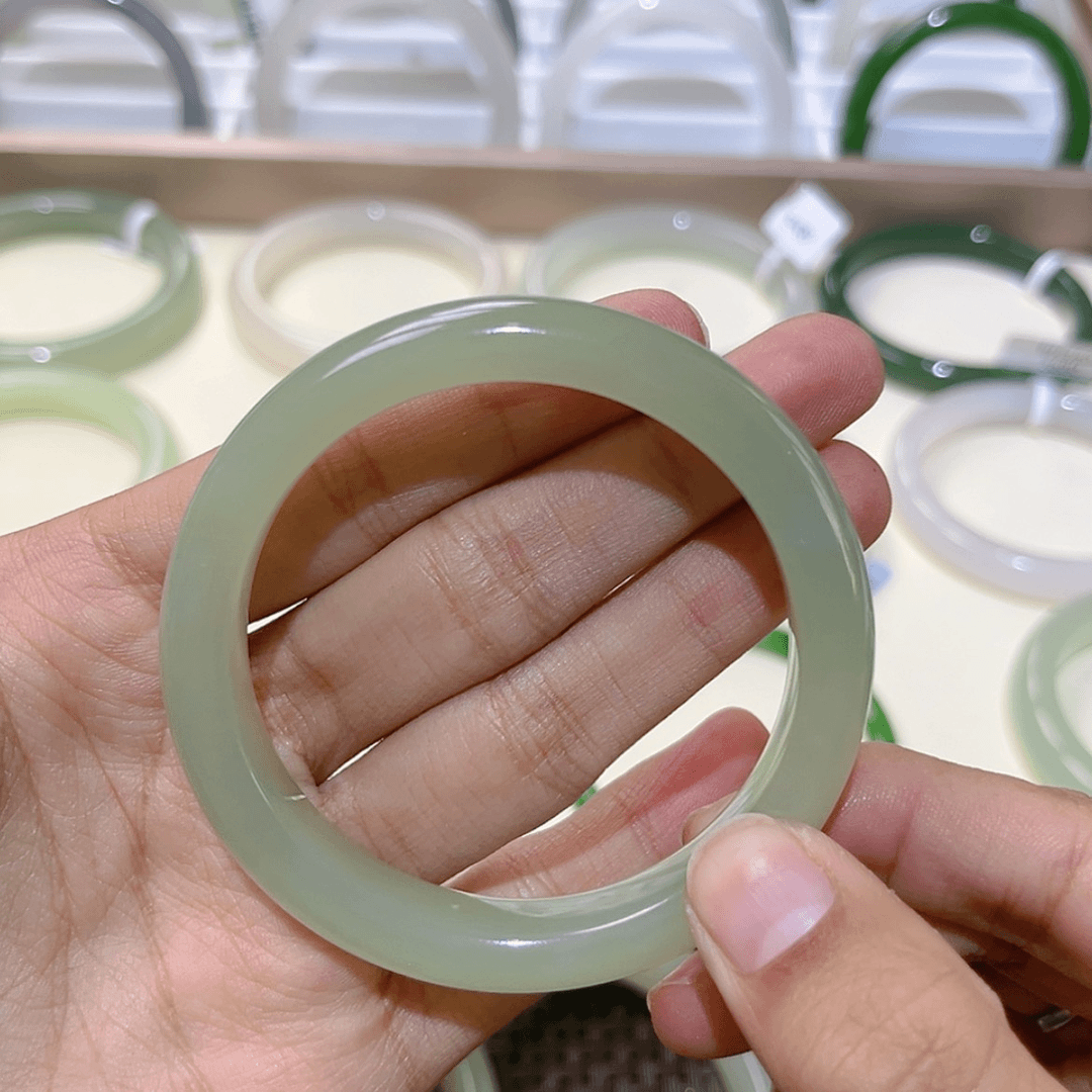 【闪购商品】和田玉手镯未镶嵌奇****。