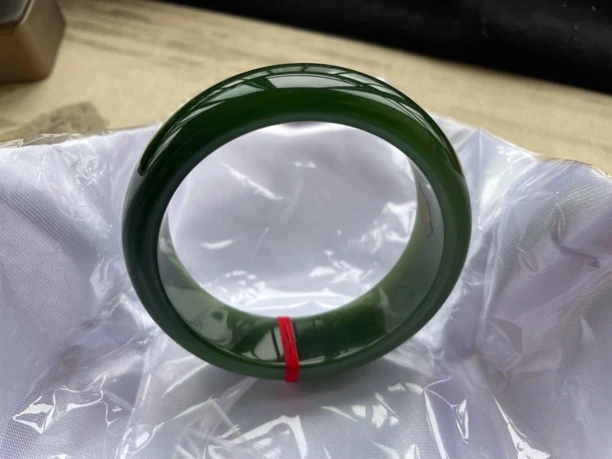 精品俄罗斯碧玉手镯 细腻油性一流线条流畅，品相完美送礼自留佳