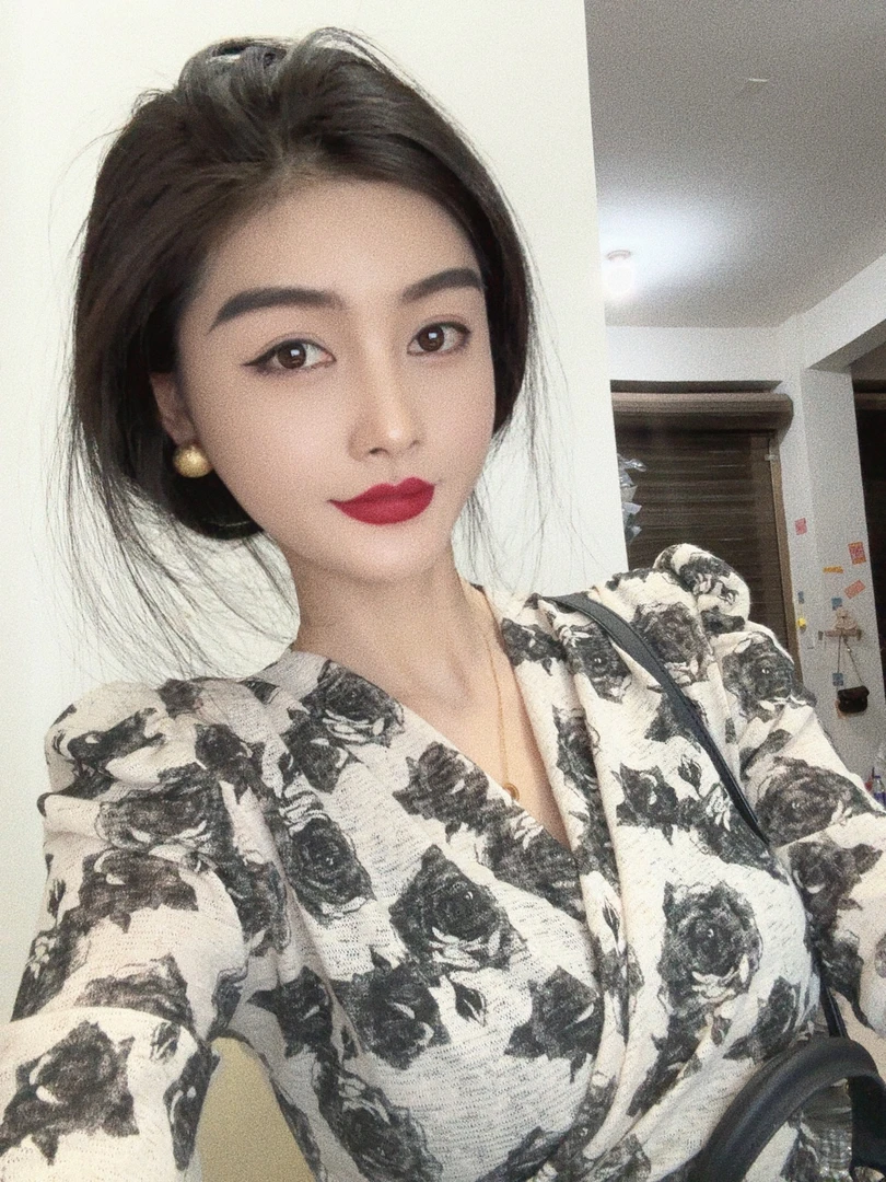 8765#交叉v领印花上衣