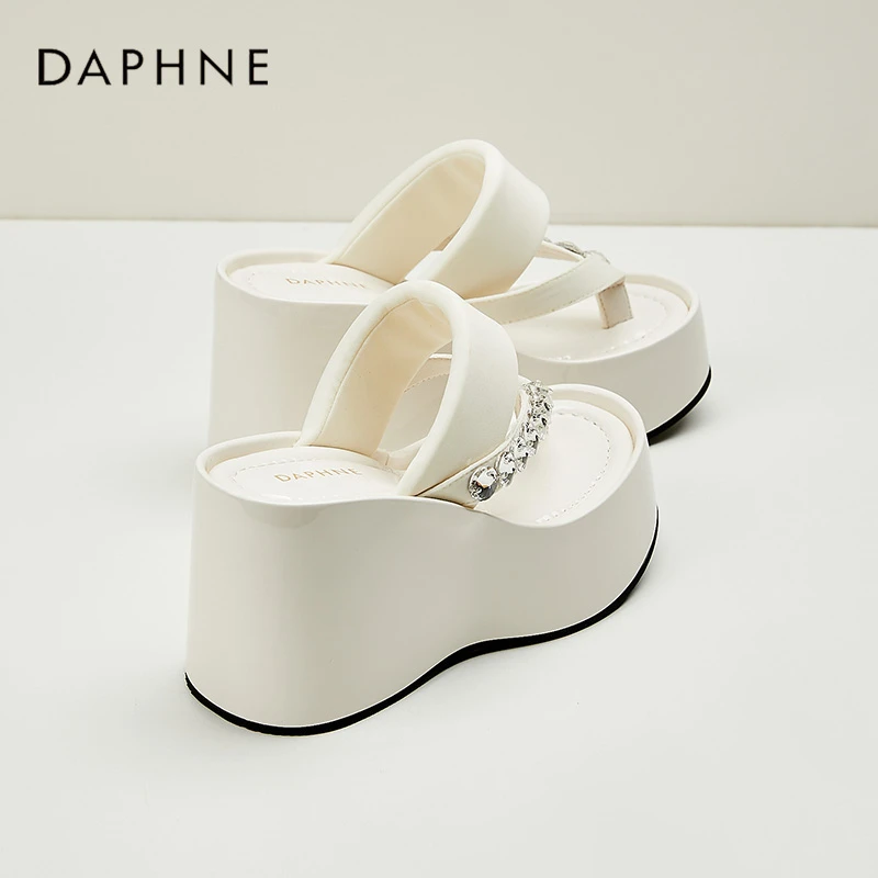 达芙妮10cm超高跟坡跟人字拖鞋2025夏季爆款水钻夹脚时尚沙滩凉拖